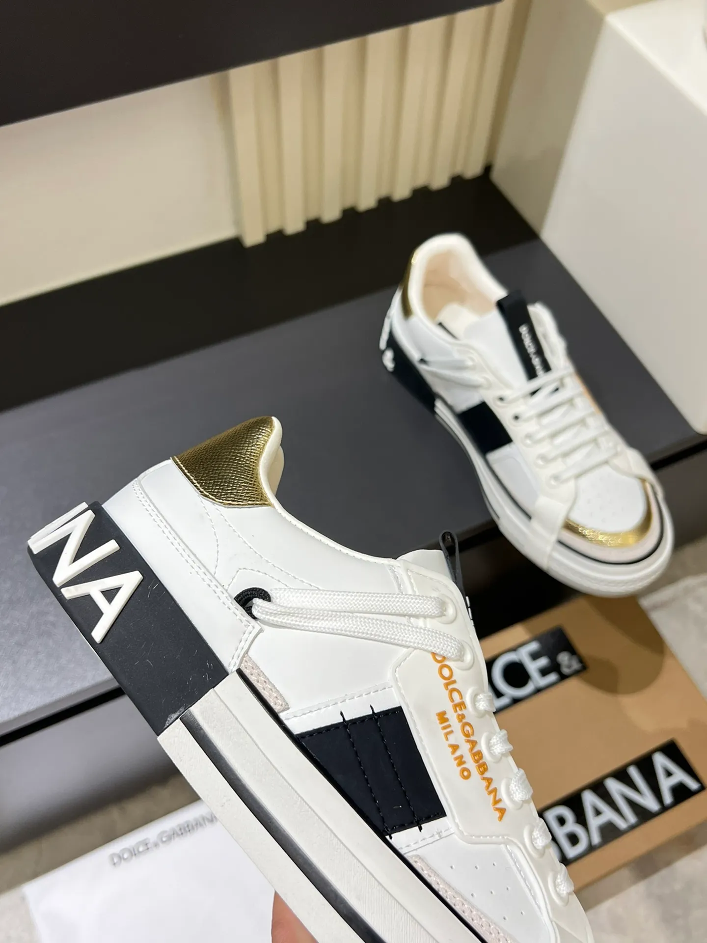 p480 Original order Couple model DG's new Custom 2.Zero sneakers combine the characteristic elements of the brand's two classic series, combining the simple and elegant silhouette of Portofino with the urban and capable attitude of Miami. Calfskin upper with contrasting details, micro-injection rubber logo on the side, laminated Dauphine leather heel, sheepskin lining, original outsole Size: Women's 35-40 (34, 41 can be ordered), Men's 38-44 (45, 46 can be customized)